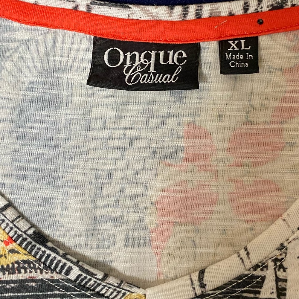 Cute decorated tee shirt - Picture 2 of 5